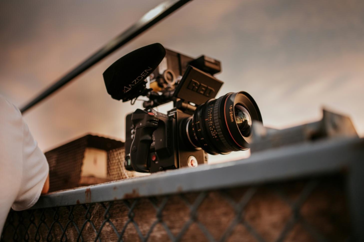 Studente che lavora su progetto di video editing con software professionale