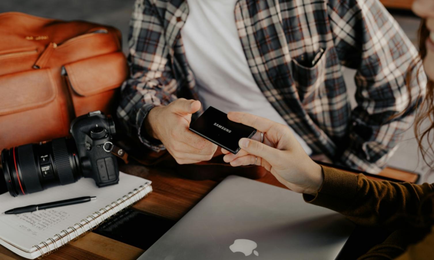 Workspace creativo con materiali di progettazione e timeline di editing video