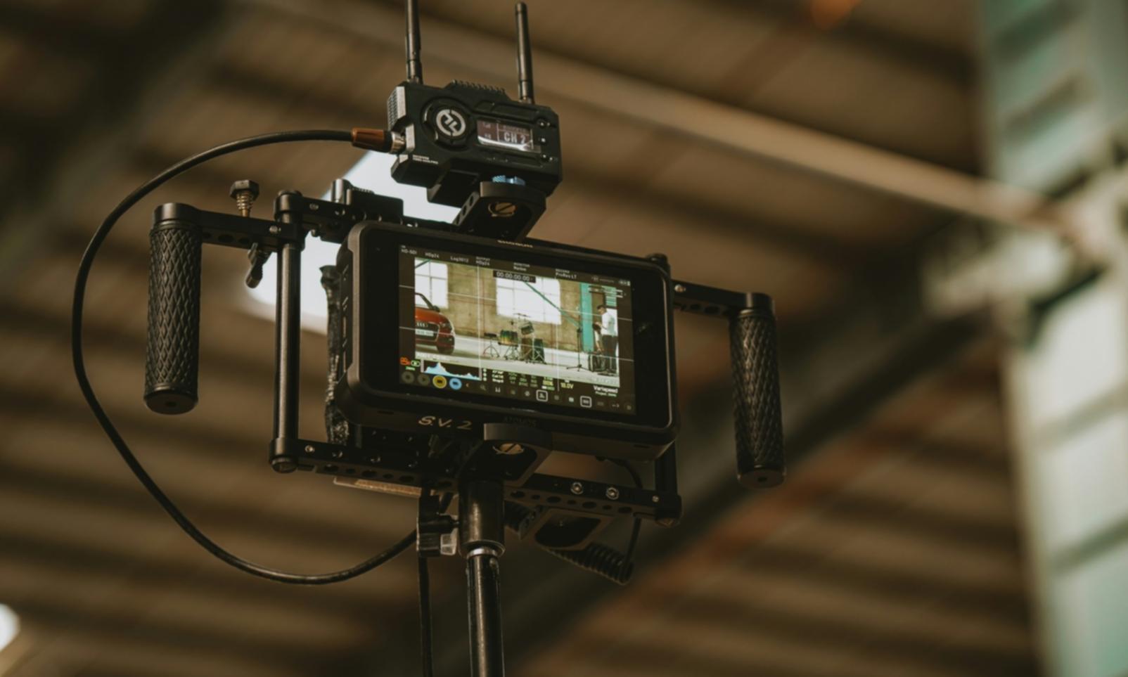 Studente che lavora su un progetto di editing video