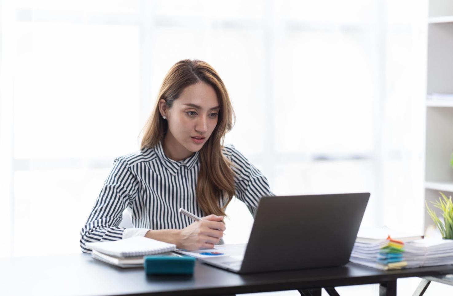 Ambiente di lavoro creativo per il video editing